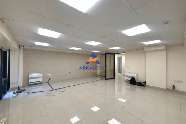 JEPET AMBJENT ME QERA 190M2 "AFER FAKULTETIT TE EKONOMISE" 2800 EURO
