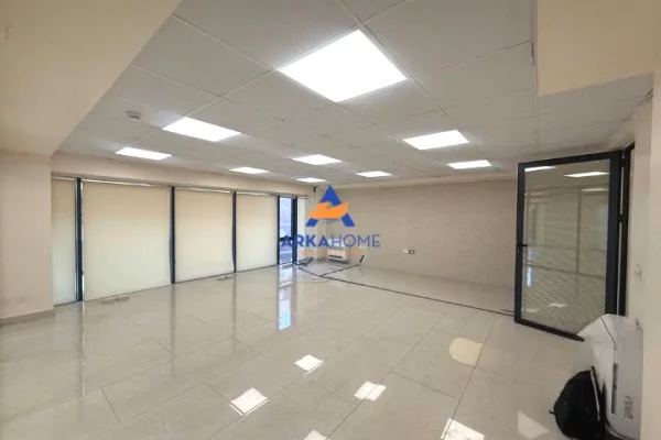 JEPET AMBJENT ME QERA 190M2 "AFER FAKULTETIT TE EKONOMISE" 2800 EURO