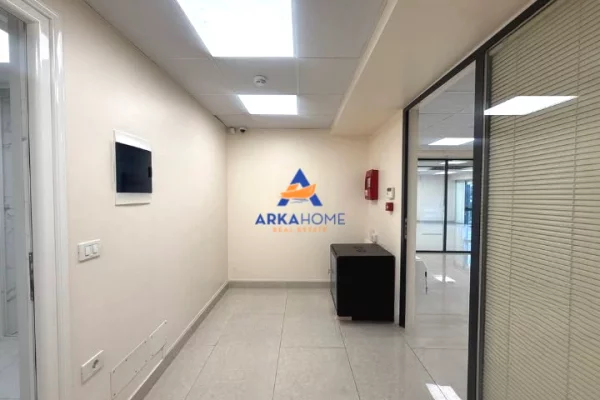 JEPET AMBJENT ME QERA 190M2 "AFER FAKULTETIT TE EKONOMISE" 2800 EURO