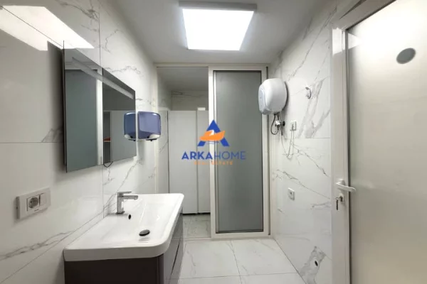 JEPET AMBJENT ME QERA 190M2 "AFER FAKULTETIT TE EKONOMISE" 2800 EURO