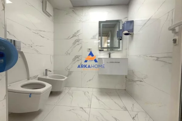 JEPET AMBJENT ME QERA 190M2 "AFER FAKULTETIT TE EKONOMISE" 2800 EURO
