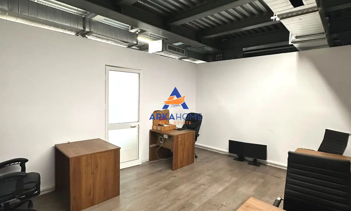 JEPET AMBIENT ZYRASH 220M2 ME QERA "KOMUNA E PARISIT" 300.000 LEKE