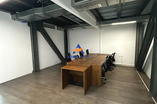 JEPET AMBIENT ZYRASH 220M2 ME QERA "KOMUNA E PARISIT" 300.000 LEKE