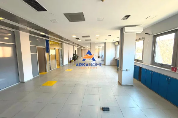 Ambient biznesi me qera 3+1 ne Tirane - 16,000 Euro