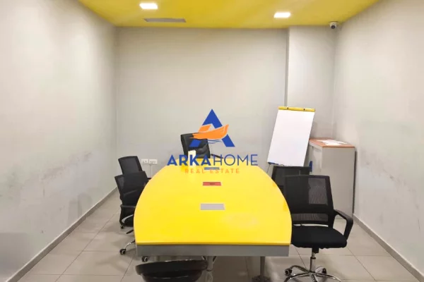JEPET ME QERA ZYRE 916M2 "TE RRUGA E KAVAJES" 16.000 EURO