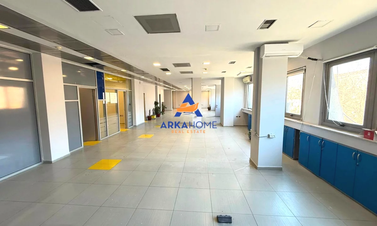 JEPET ME QERA ZYRE 916M2 "TE RRUGA E KAVAJES" 16.000 EURO