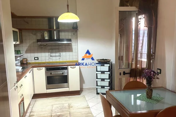 Shtepi me qera Apartament ne Tirane, 2+1, Mobilimi E mobiluar, Pagesa 810  Euro.