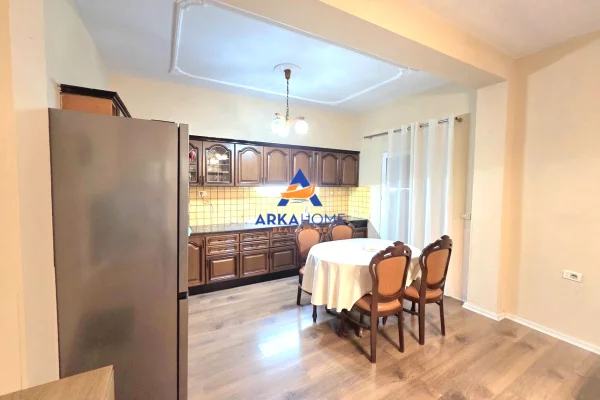 Shtepi me qera Apartament ne Tirane, 3+1, Mobilimi E mobiluar, Pagesa 864  Euro.