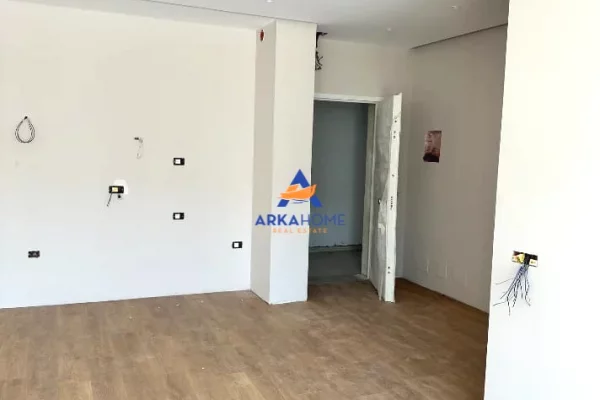 JEPET ME QERA ZYRE 117.2 M2 "KOMUNA E PARISIT" 1900 EURO