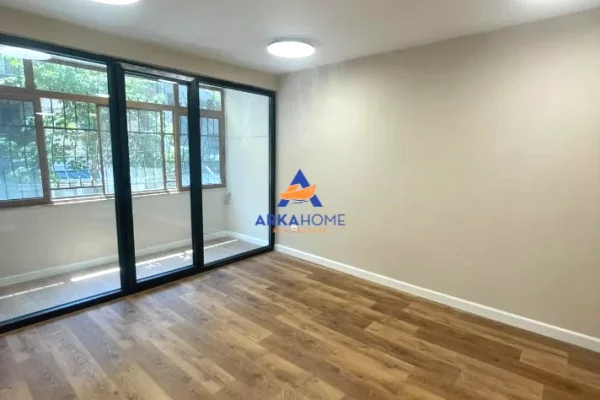 Ambient biznesi me qera 3+1 ne Tirane - 1,297 Euro