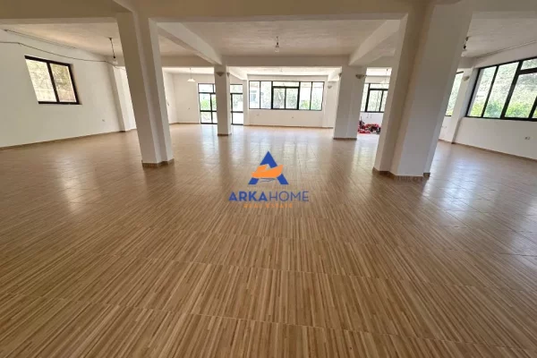 JEPET ME QERA AMBIENT MAGAZINIMI 500M2 "BERZHITË" 1500 EURO