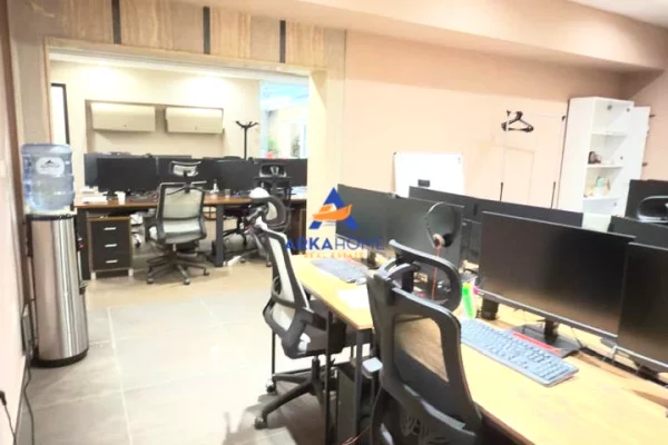 JEPET ME QERA AMBJENT PER ZYRA 380 M2 TEK "KOMUNA PARISIT " 4000 EURO