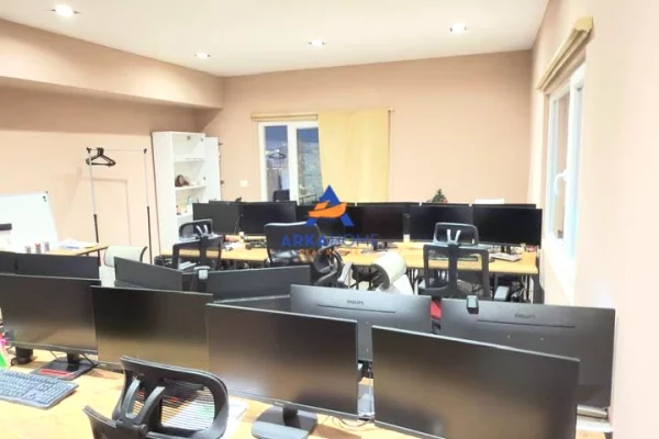 JEPET ME QERA AMBJENT PER ZYRA 380 M2 TEK "KOMUNA PARISIT " 4000 EURO