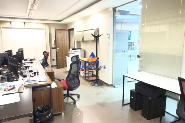 JEPET ME QERA AMBJENT PER ZYRA 380 M2 TEK "KOMUNA PARISIT " 4000 EURO