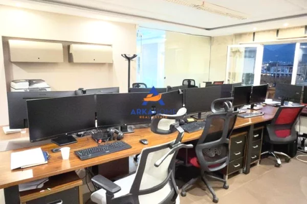 JEPET ME QERA AMBJENT PER ZYRA 380 M2 TEK "KOMUNA PARISIT " 4000 EURO