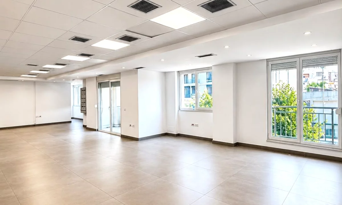 JEPET ZYRE ME QERA 450M2 "PRANE KLINIKES INDIANE TE SYRIT,KOMUNA E PARISIT " 6000 EURO.