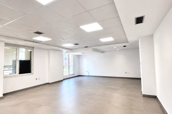 JEPET ZYRE ME QERA 450M2 "PRANE KLINIKES INDIANE TE SYRIT,KOMUNA E PARISIT " 6000 EURO.