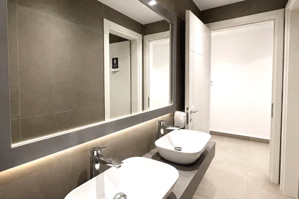 JEPET ZYRE ME QERA 450M2 "PRANE KLINIKES INDIANE TE SYRIT,KOMUNA E PARISIT " 6000 EURO.