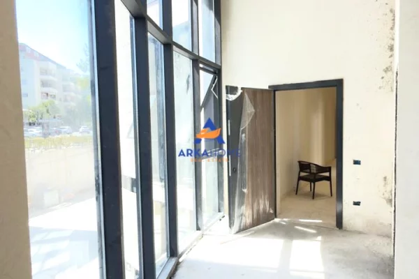 JEPET AMBJENT BIZNESI ME QERA 129 M2 " LIQENI I THATE " 4000 EURO