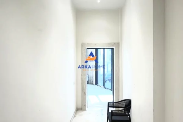 JEPET AMBJENT BIZNESI ME QERA 129 M2 " LIQENI I THATE " 4000 EURO