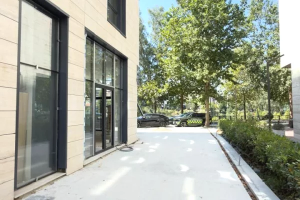 JEPET AMBJENT BIZNESI ME QERA 129 M2 " LIQENI I THATE " 4000 EURO