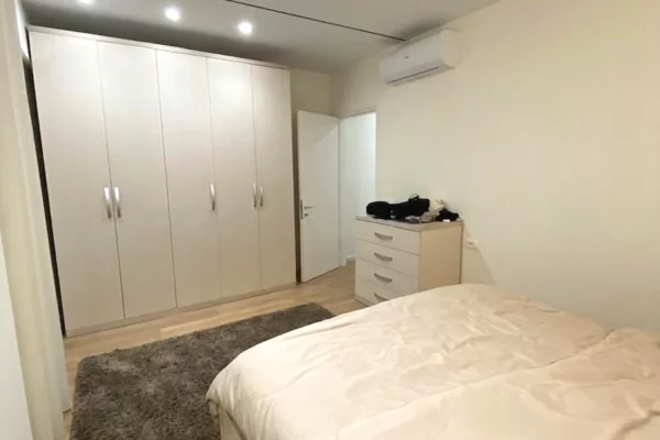 Shtepi me qera Apartament ne Tirane, 3+1, Mobilimi E mobiluar, Pagesa 1,100  Euro.