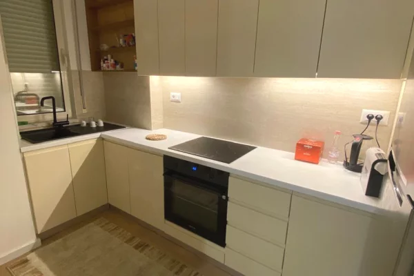Shtepi me qera Apartament ne Tirane, 3+1, Mobilimi E mobiluar, Pagesa 1,100  Euro.