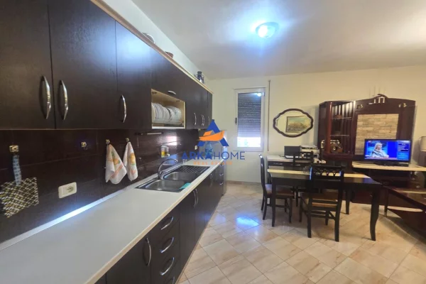 Shtepi ne shitje Apartament ne Tirane, 2+1, Mobilimi Pjeserisht e mobiluar, Pagesa 13,500,000  Leke.