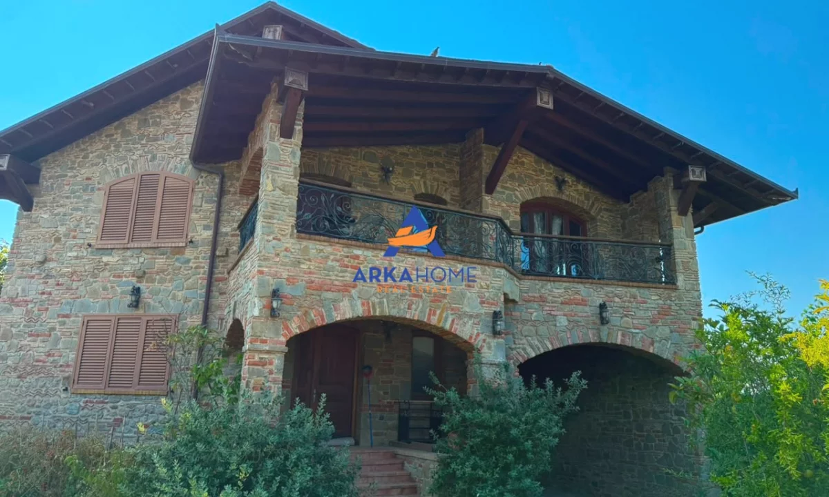Shtepi ne shitje Vila Luksoze ne Tirane, 4+1, Mobilimi Pjeserisht e mobiluar, Pagesa 836,047  Euro.