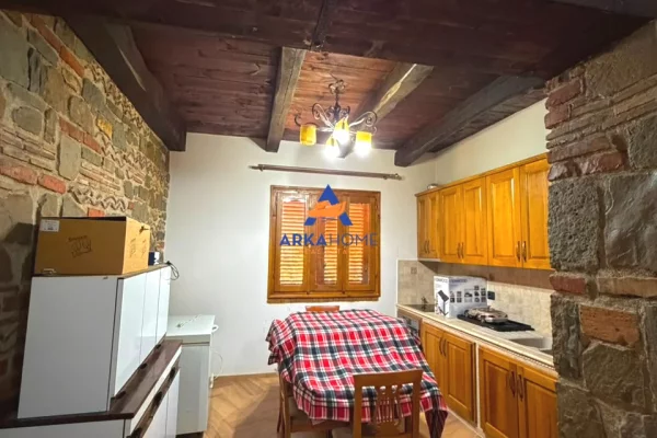 Shtepi ne shitje Vila Luksoze ne Tirane, 4+1, Mobilimi Pjeserisht e mobiluar, Pagesa 836,047  Euro.