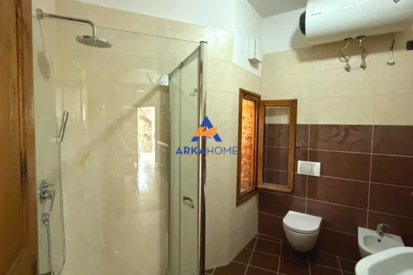 Shtepi ne shitje Vila Luksoze ne Tirane, 4+1, Mobilimi Pjeserisht e mobiluar, Pagesa 836,047  Euro.