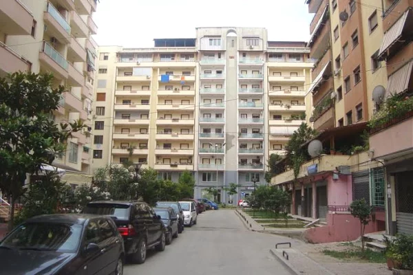 JEPET ME QERA DYQAN BUZE RRUGE 28M2 "TE KOMUNA E PARISIT" 200000 LEKE