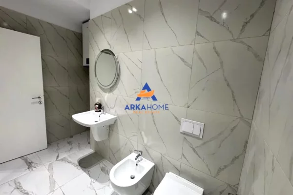 Shtepi me qera Apartament ne Tirane, 2+1, Mobilimi Bosh, pa mobiluar, Pagesa 1,085  Euro.