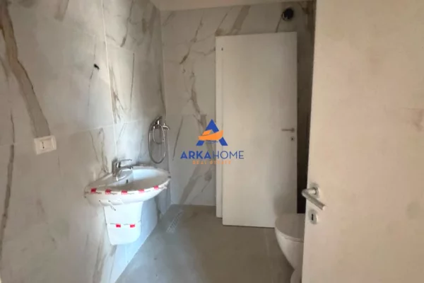 Shtepi ne shitje Apartament ne Tirane, 2+1, Mobilimi Bosh, pa mobiluar, Pagesa 149,500  Euro.