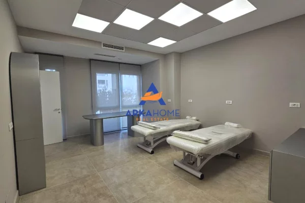 JEPET AMBIENT PER KLINIKE ME QERA 140 M2 "KOMUNA E PARISIT" 2500 EURO