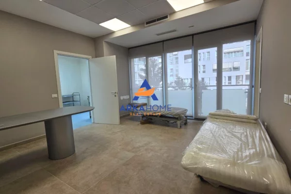 JEPET AMBIENT PER KLINIKE ME QERA 140 M2 "KOMUNA E PARISIT" 2500 EURO