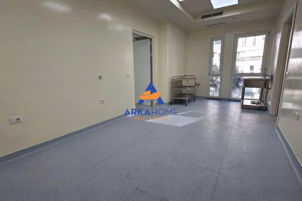 JEPET AMBIENT PER KLINIKE ME QERA 140 M2 "KOMUNA E PARISIT" 2500 EURO