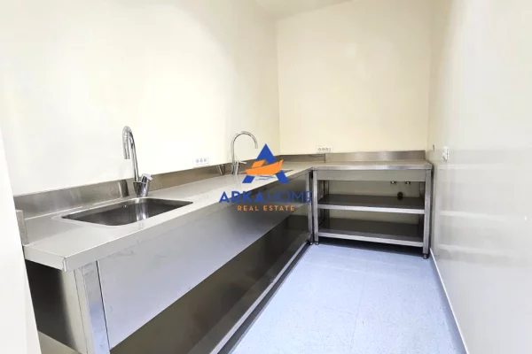 JEPET AMBIENT PER KLINIKE ME QERA 140 M2 "KOMUNA E PARISIT" 2500 EURO