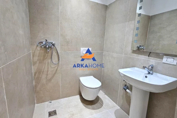 JEPET AMBIENT PER KLINIKE ME QERA 140 M2 "KOMUNA E PARISIT" 2500 EURO