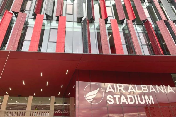 JEPET AMBIENT ME QERA PER ZYRA 500 M2 "STADIUMI AIR ALBANIA" 14.500 EURO