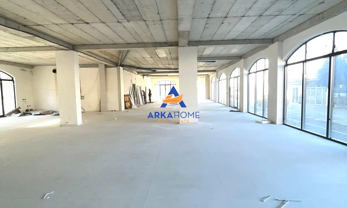 JEPET ME QERA AMBIENT KOMERCIAL 450 M2 "KAMEZ" 220.000 LEKE
