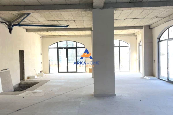 JEPET ME QERA AMBIENT KOMERCIAL 450 M2 "KAMEZ" 220.000 LEKE