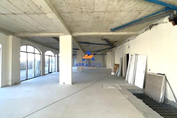 JEPET ME QERA AMBIENT KOMERCIAL 450 M2 "KAMEZ" 220.000 LEKE