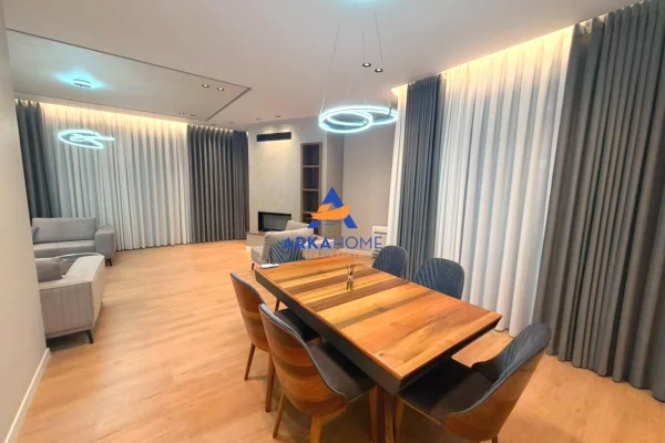 Shtepi me qera Vila Luksoze ne Tirane, 4+1, Mobilimi E mobiluar, Pagesa 4,347  Euro.