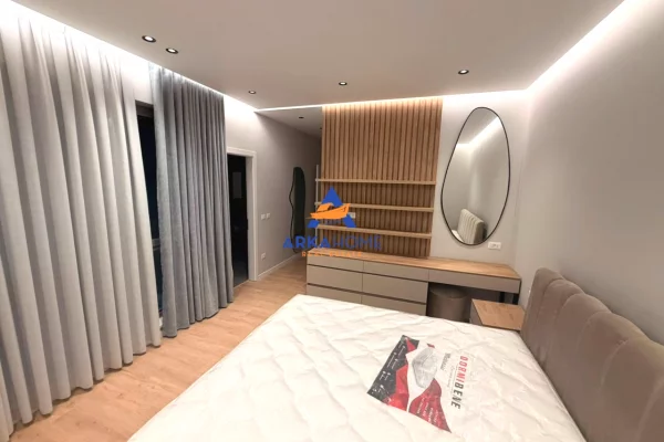Shtepi me qera Vila Luksoze ne Tirane, 4+1, Mobilimi E mobiluar, Pagesa 4,347  Euro.