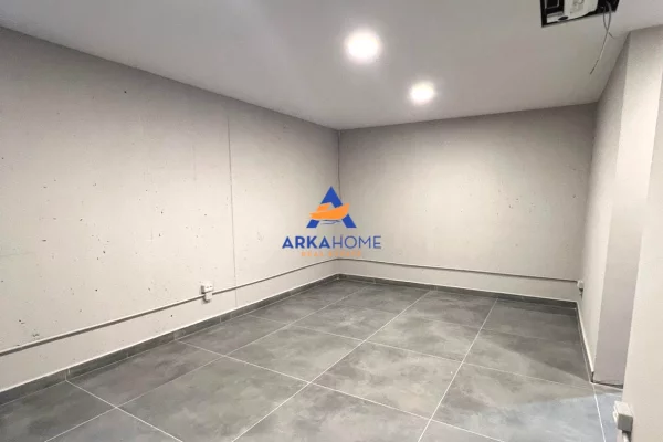 Shtepi me qera Vila Luksoze ne Tirane, 4+1, Mobilimi Bosh, pa mobiluar, Pagesa 2,717  Euro.
