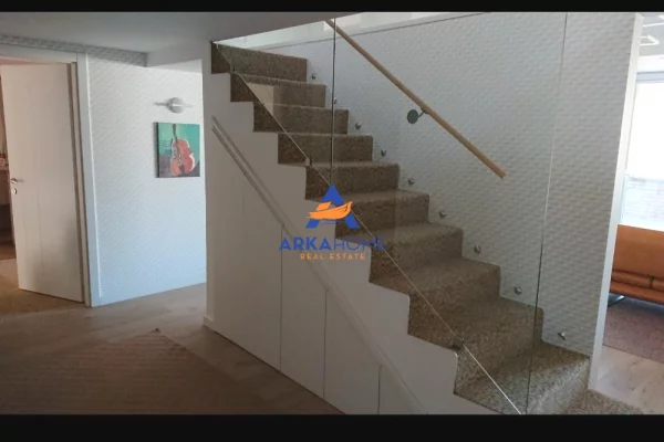 Shtepi me qera Penthose(kati i fundit panoramik) ne Tirane, 4+1, Mobilimi E mobiluar, Pagesa 1,800  Euro.