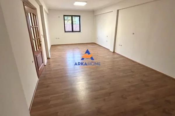 Shtepi me qera Apartament ne Tirane, 3+1, Mobilimi Bosh, pa mobiluar, Pagesa 1,086  Euro.