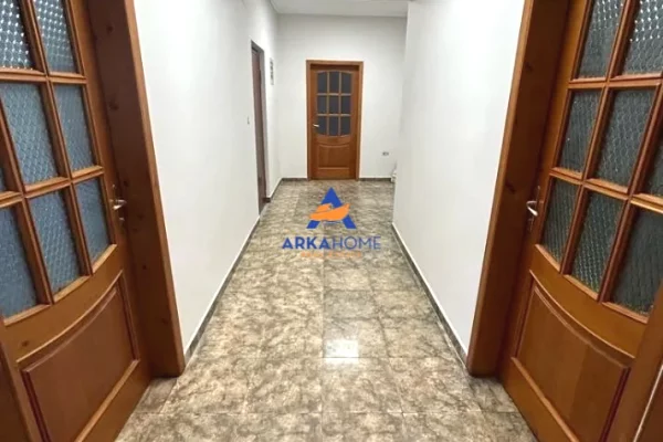 Shtepi me qera Apartament ne Tirane, 3+1, Mobilimi Bosh, pa mobiluar, Pagesa 1,086  Euro.