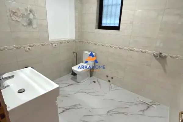 Shtepi me qera Apartament ne Tirane, 3+1, Mobilimi Bosh, pa mobiluar, Pagesa 1,086  Euro.